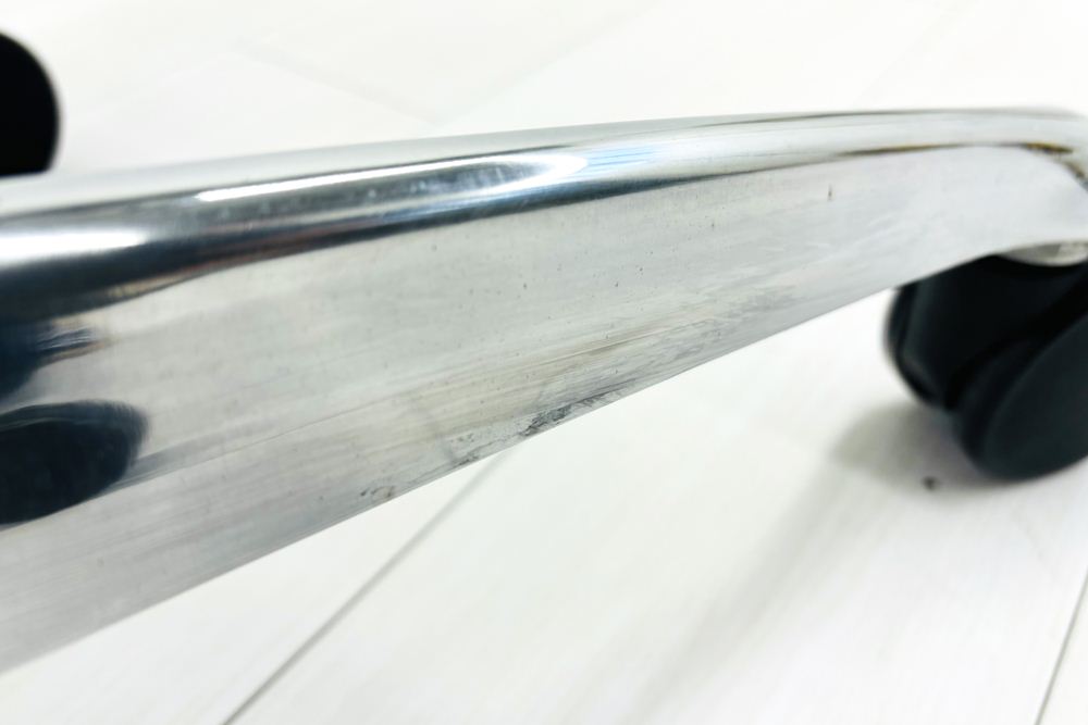 オカムラ コンテッサチェア 中古 2016年製 Contessa メッシュ ポリッシュフレーム 可動肘 中古オフィス家具 高機能チェア ブラックの画像