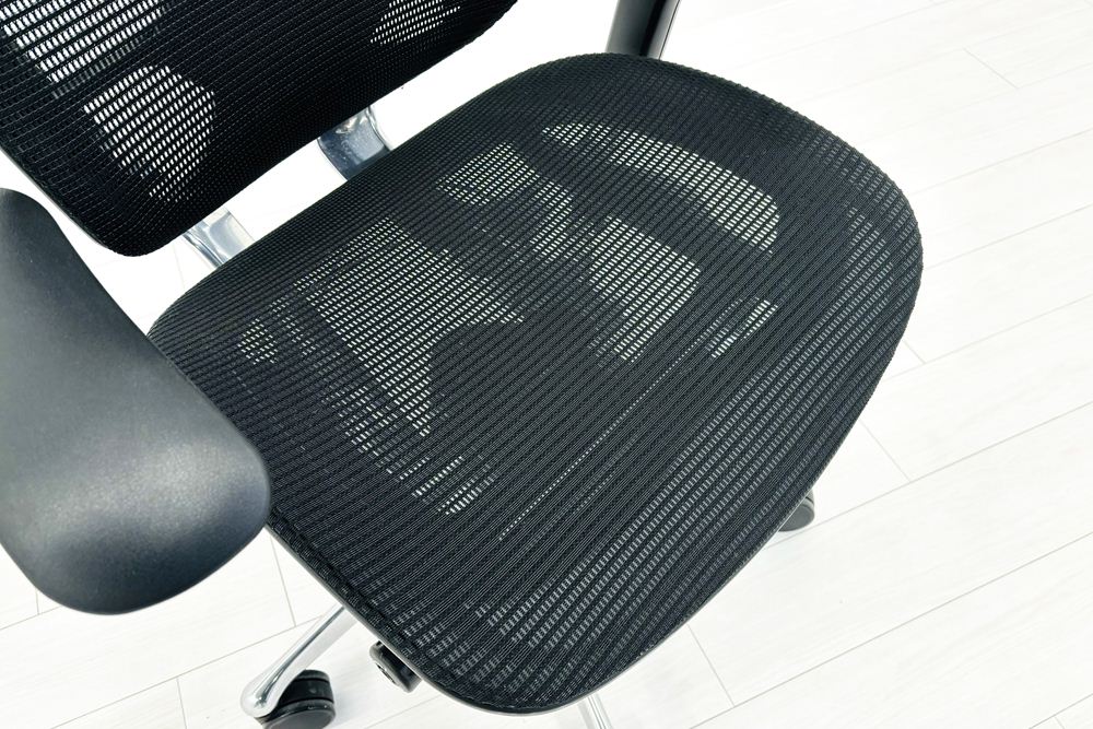 オカムラ コンテッサチェア 中古 2016年製 Contessa メッシュ ポリッシュフレーム 可動肘 中古オフィス家具 高機能チェア ブラックの画像