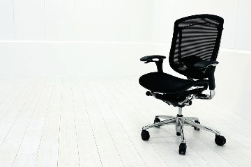 オカムラ コンテッサチェア 中古 2016年製 Contessa メッシュ ポリッシュフレーム 可動肘 中古オフィス家具 高機能チェア ブラックの画像