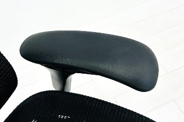 オカムラ コンテッサチェア 中古 2016年製 Contessa メッシュ ポリッシュフレーム 可動肘 中古オフィス家具 高機能チェア ブラックの画像