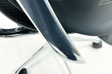 オカムラ コンテッサチェア 中古 2016年製 Contessa メッシュ ポリッシュフレーム 可動肘 中古オフィス家具 高機能チェア ブラックの画像