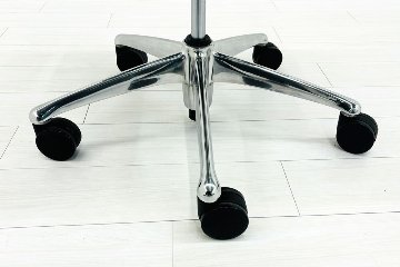 オカムラ コンテッサチェア 中古 2016年製 Contessa メッシュ ポリッシュフレーム 可動肘 中古オフィス家具 高機能チェア ブラックの画像