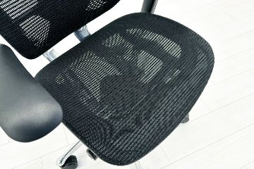 オカムラ コンテッサチェア 中古 2016年製 Contessa メッシュ ポリッシュフレーム 可動肘 中古オフィス家具 高機能チェア ブラックの画像