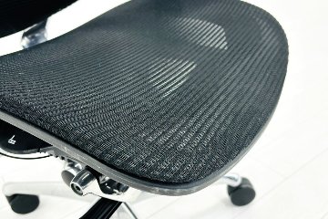 オカムラ コンテッサチェア 中古 2016年製 Contessa メッシュ ポリッシュフレーム 可動肘 中古オフィス家具 高機能チェア ブラックの画像