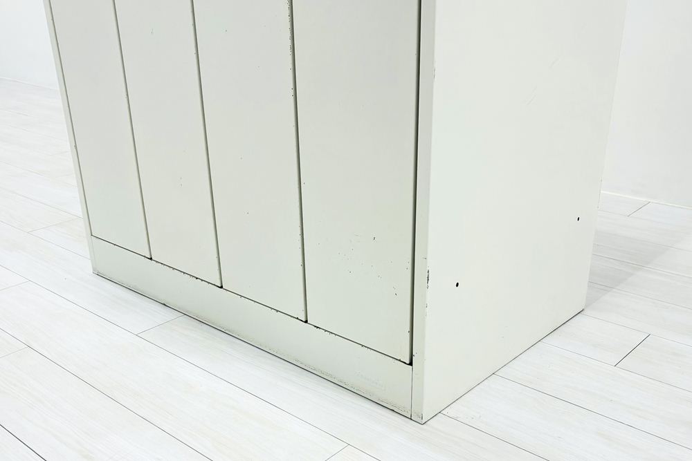 オカムラ FZロッカー 4人用ロッカー スチールロッカー 中古 縦長ロッカー 収納家具 中古オフィス家具 シリンダー錠 900/515/1790の画像