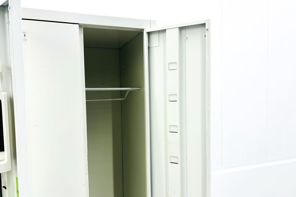 オカムラ FZロッカー 4人用ロッカー スチールロッカー 中古 縦長ロッカー 収納家具 中古オフィス家具 シリンダー錠 900/515/1790の画像