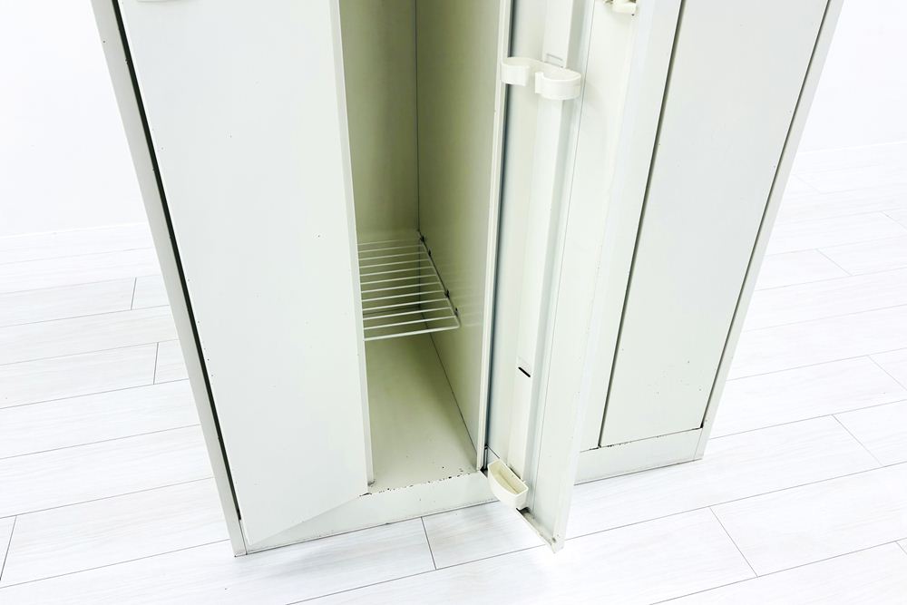 オカムラ FZロッカー 4人用ロッカー スチールロッカー 中古 縦長ロッカー 収納家具 中古オフィス家具 シリンダー錠 900/515/1790の画像