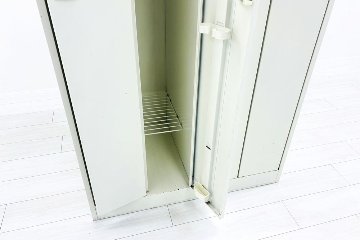 オカムラ FZロッカー 4人用ロッカー スチールロッカー 中古 縦長ロッカー 収納家具 中古オフィス家具 シリンダー錠 900/515/1790の画像