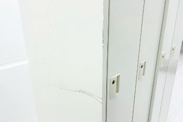 オカムラ FZロッカー 4人用ロッカー スチールロッカー 中古 縦長ロッカー 収納家具 中古オフィス家具 シリンダー錠 900/515/1790の画像