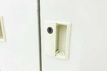 オカムラ FZロッカー 4人用ロッカー スチールロッカー 中古 縦長ロッカー 収納家具 中古オフィス家具 シリンダー錠 900/515/1790の画像