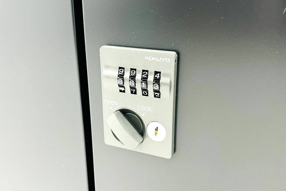 4人用ロッカー 中古 コクヨ ブラック エディア パーソナルロッカー 中古オフィス家具 ダイヤル錠 900/450/1130の画像