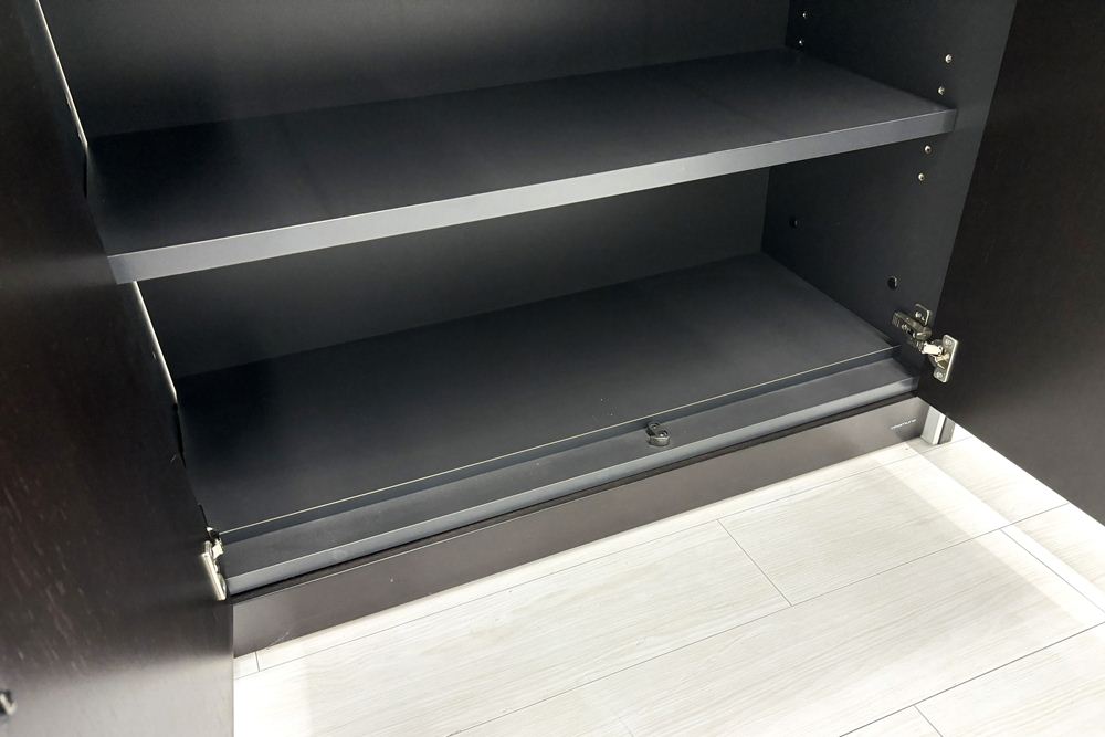 オカムラ ガラス書庫 ガラス書架 収納家具 中古書架 中古オフィス家具 役員収納家具 920/450/1800の画像