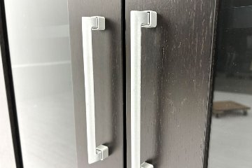 オカムラ ガラス書庫 ガラス書架 収納家具 中古書架 中古オフィス家具 役員収納家具 920/450/1800の画像