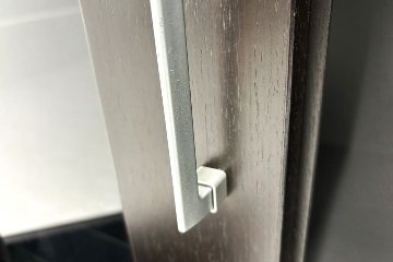 オカムラ ガラス書庫 ガラス書架 収納家具 中古書架 中古オフィス家具 役員収納家具 920/450/1800の画像