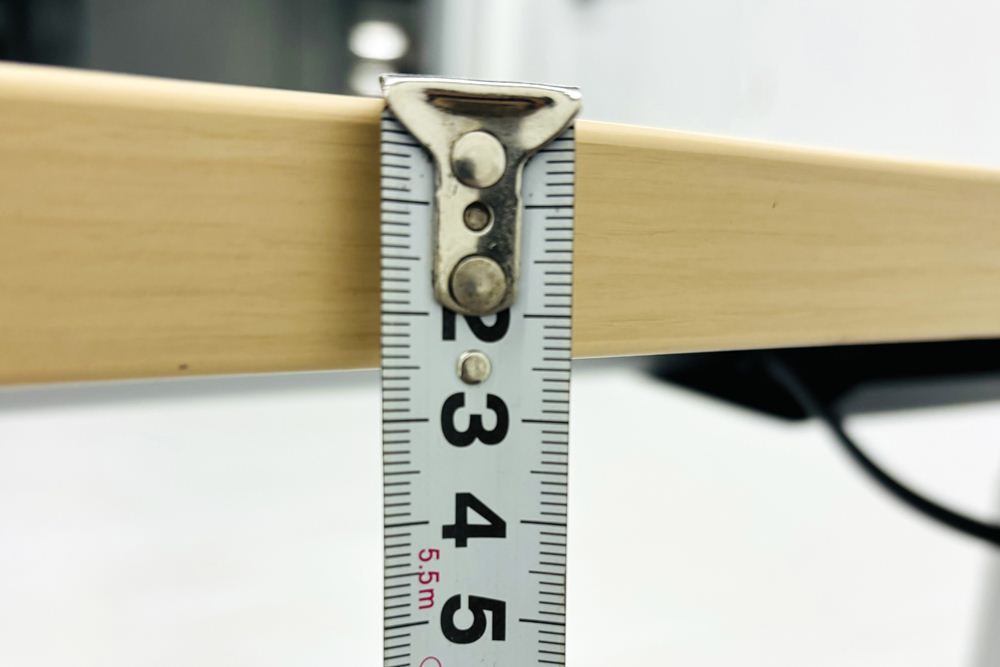 オカムラ スイフト 電動昇降デスク 中古 木目 コンセントユニット 2口電電 幅1350 中古オフィス家具 1350/775/650～1250の画像