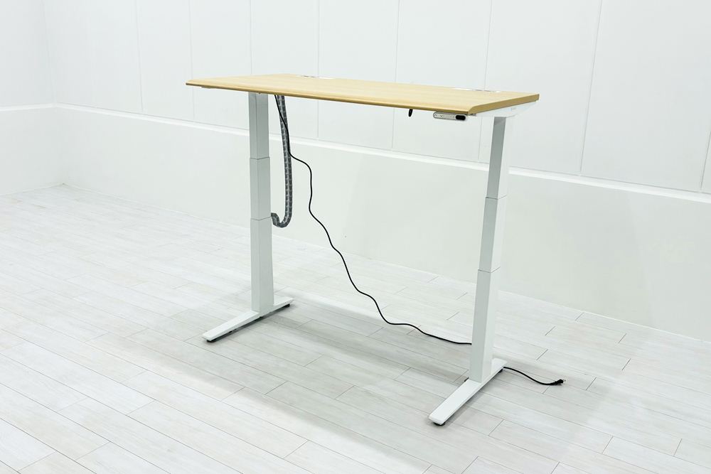 オカムラ スイフト 電動昇降デスク 中古 木目 コンセントユニット 2口電電 幅1350 中古オフィス家具 1350/775/650～1250の画像