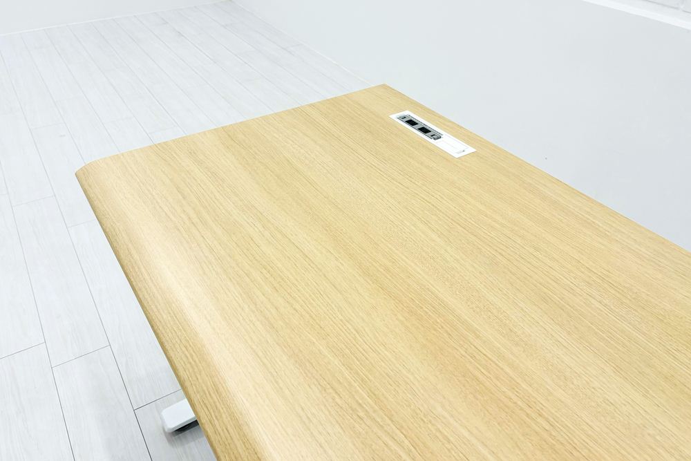オカムラ スイフト 電動昇降デスク 中古 木目 コンセントユニット 2口電電 幅1350 中古オフィス家具 1350/775/650～1250の画像