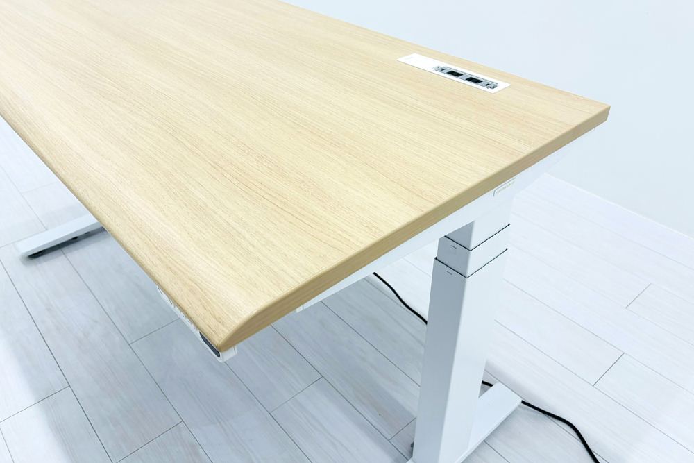 オカムラ スイフト 電動昇降デスク 中古 木目 コンセントユニット 2口電電 幅1350 中古オフィス家具 1350/775/650～1250の画像