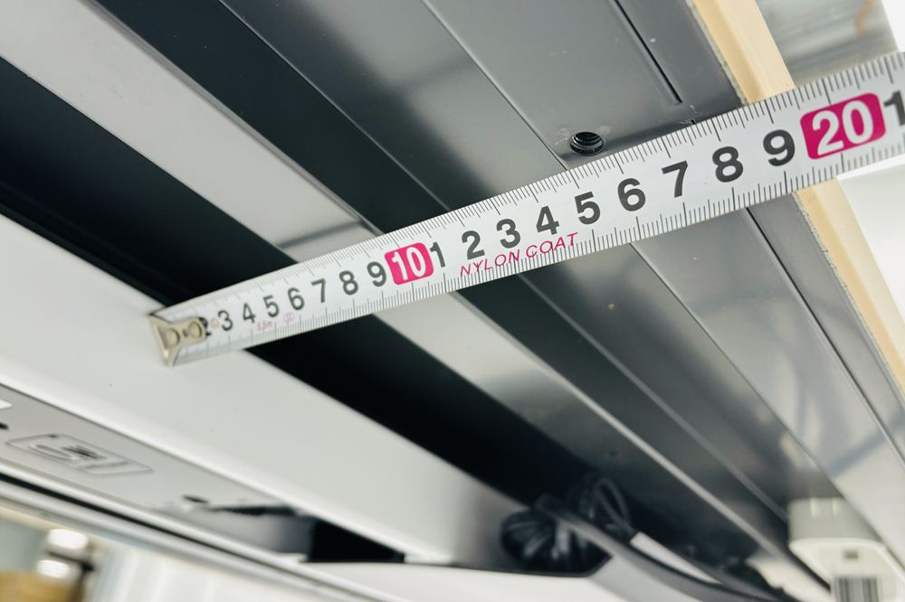 オカムラ スイフト 電動昇降デスク 中古 木目 コンセントユニット 2口電電 幅1350 中古オフィス家具 1350/775/650～1250の画像