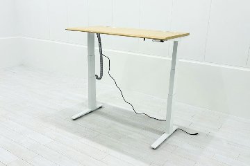 オカムラ スイフト 電動昇降デスク 中古 木目 コンセントユニット 2口電電 幅1350 中古オフィス家具 1350/775/650～1250の画像