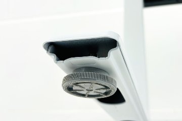 オカムラ スイフト 電動昇降デスク 中古 木目 コンセントユニット 2口電電 幅1350 中古オフィス家具 1350/775/650～1250の画像