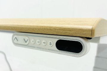 オカムラ スイフト 電動昇降デスク 中古 木目 コンセントユニット 2口電電 幅1350 中古オフィス家具 1350/775/650～1250の画像