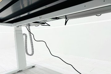 オカムラ スイフト 電動昇降デスク 中古 木目 コンセントユニット 2口電電 幅1350 中古オフィス家具 1350/775/650～1250の画像