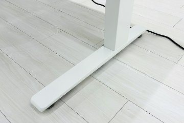 オカムラ スイフト 電動昇降デスク 中古 木目 コンセントユニット 2口電電 幅1350 中古オフィス家具 1350/775/650～1250の画像