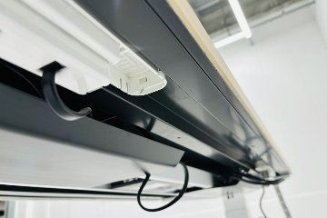 オカムラ スイフト 電動昇降デスク 中古 木目 コンセントユニット 2口電電 幅1350 中古オフィス家具 1350/775/650～1250の画像