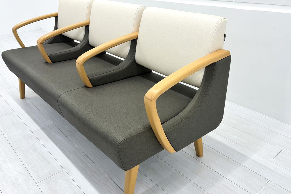 ロビーチェア オリバー oliver 中古 3人掛けチェア ロビーチェア 医療用家具 病院椅子 病院チェア 応接椅子 中古オフィス家具 1770/620/780の画像