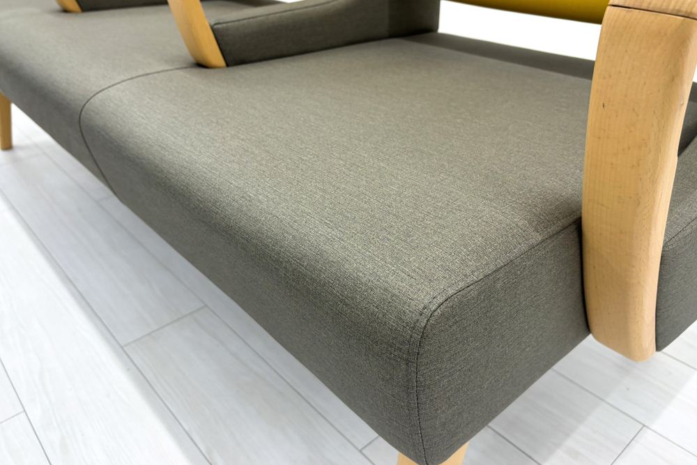 ロビーチェア オリバー oliver 中古 3人掛けチェア 医療用家具 ロビーソファ 病院椅子 病院チェア 応接椅子 中古オフィス家具 1770/620/780の画像