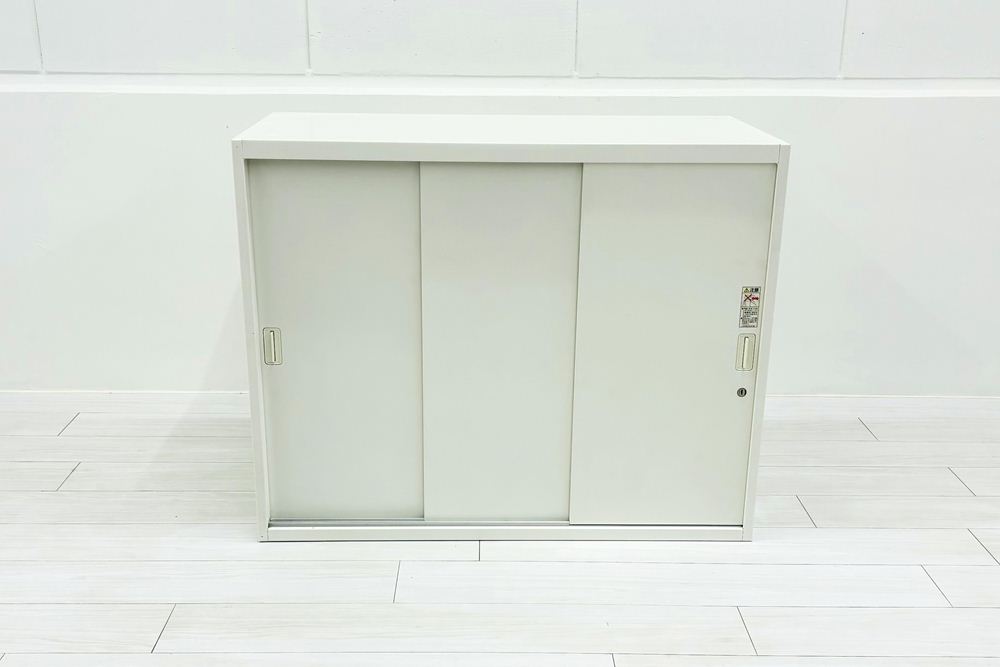 引き違い書庫 スチール スライド書庫 中古 オカムラ 中古キャビネット スチール書庫 中古オフィス家具 ホワイト 900/450/710の画像