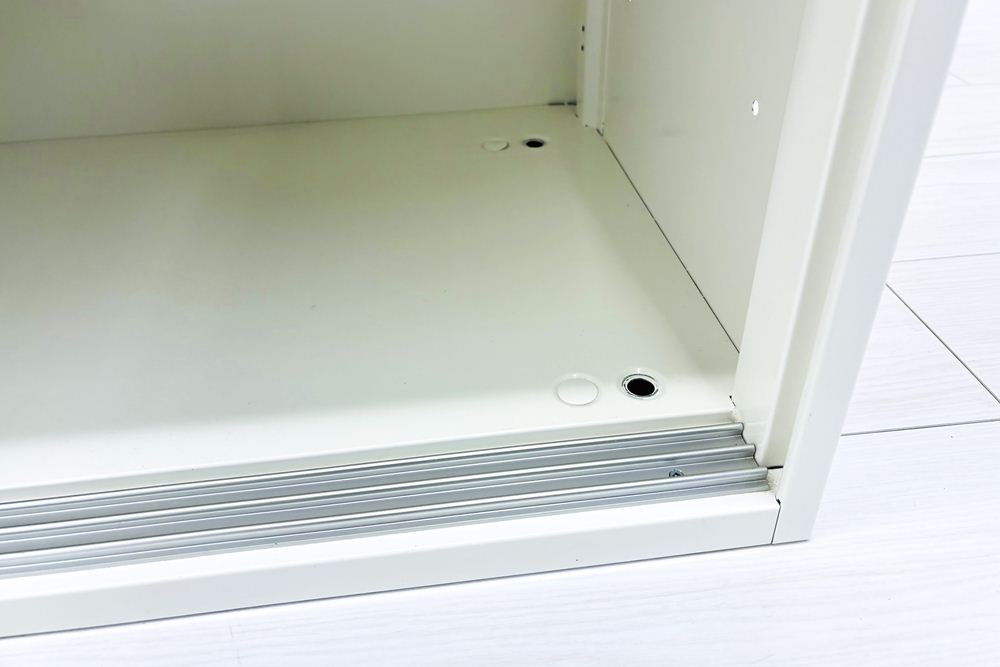 引き違い書庫 スチール スライド書庫 中古 オカムラ 中古キャビネット スチール書庫 中古オフィス家具 ホワイト 900/450/710の画像