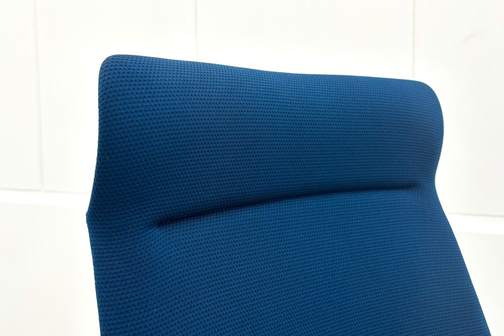 コクヨ ウィザード2 中古 2018年製 ミドルマネージメントチェア ヘッドレスト付 固定肘  中古オフィス家具 KOKUYO ターコイズブルーの画像