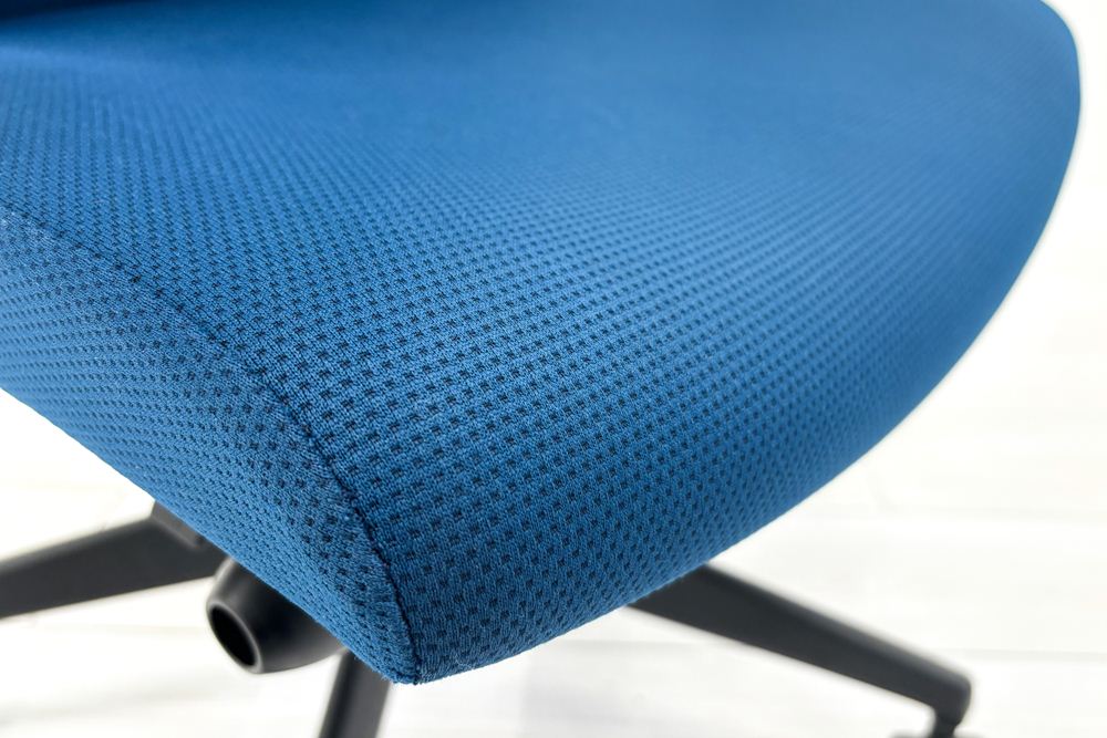 コクヨ ウィザード2 中古 2018年製 ミドルマネージメントチェア ヘッドレスト付 固定肘  中古オフィス家具 KOKUYO ターコイズブルーの画像