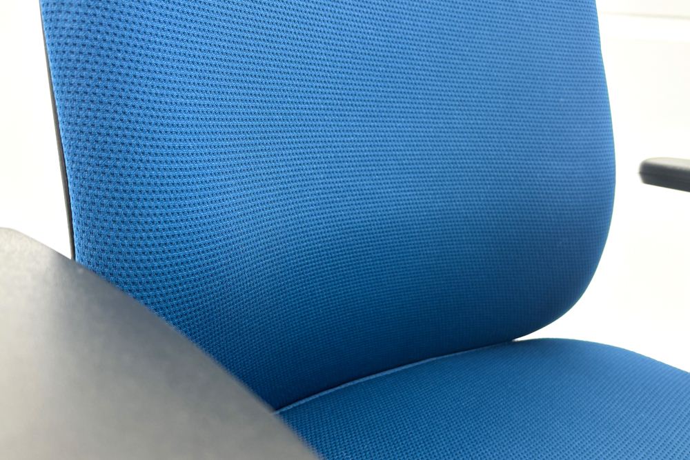 コクヨ ウィザード2 中古 2018年製 ミドルマネージメントチェア ヘッドレスト付 固定肘  中古オフィス家具 KOKUYO ターコイズブルーの画像