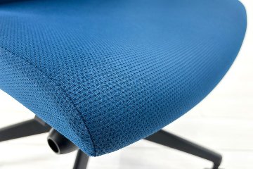 コクヨ ウィザード2 中古 2018年製 ミドルマネージメントチェア ヘッドレスト付 固定肘  中古オフィス家具 KOKUYO ターコイズブルーの画像