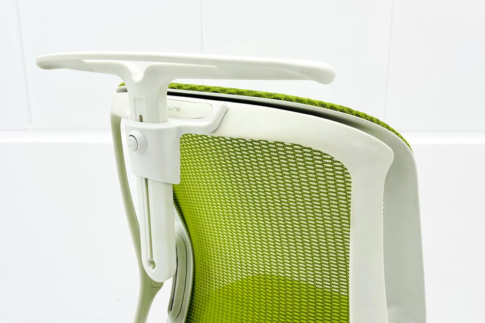 中古オフィスチェア オカムラ シルフィーチェア 中古 2017年製 ローバック 肘無 Sylphy メッシュ 中古オフィス家具 ライムグリーンの画像