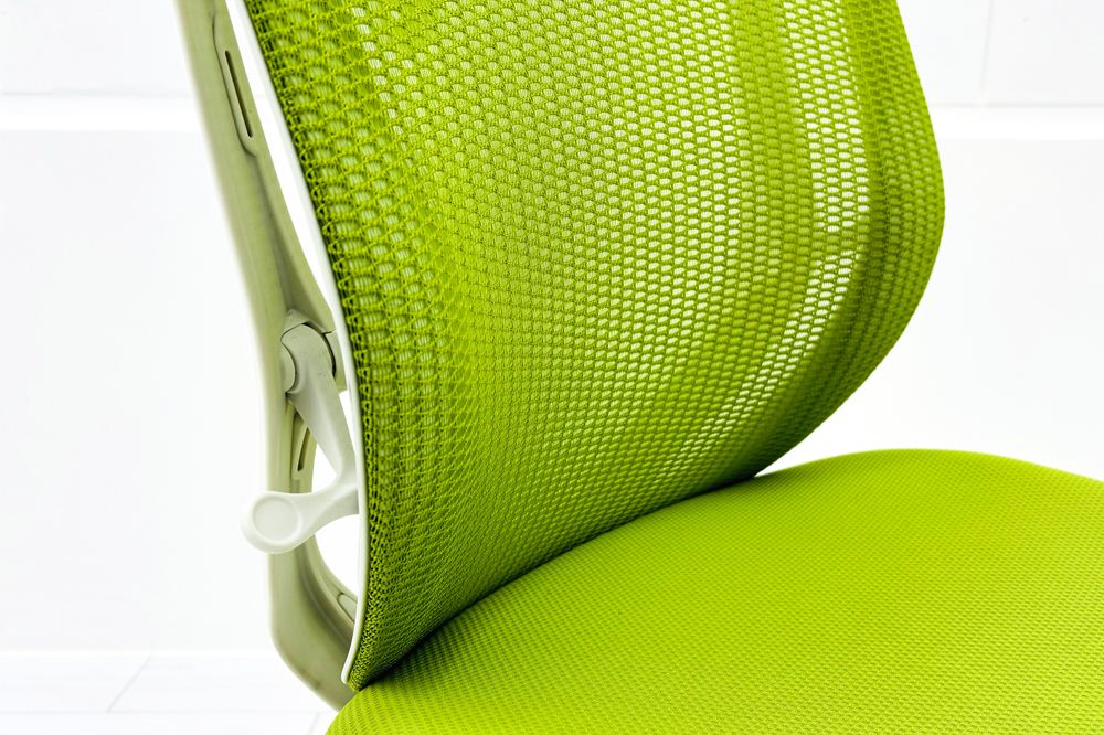 中古オフィスチェア オカムラ シルフィーチェア 中古 2017年製 ローバック 肘無 Sylphy メッシュ 中古オフィス家具 ライムグリーンの画像