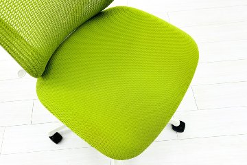 中古オフィスチェア オカムラ シルフィーチェア 中古 2017年製 ローバック 肘無 Sylphy メッシュ 中古オフィス家具 ライムグリーンの画像