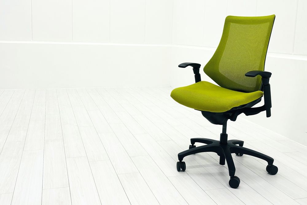 イトーキ エフチェア 中古 2016年製 クッション 可動肘 事務椅子 ITOKI 中古オフィス家具 モスグリーンの画像