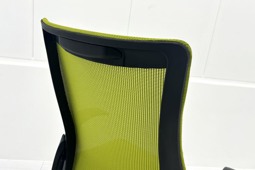 イトーキ エフチェア 中古 2016年製 クッション 可動肘 事務椅子 ITOKI 中古オフィス家具 モスグリーンの画像