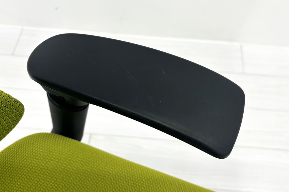 イトーキ エフチェア 中古 2016年製 クッション 可動肘 事務椅子 ITOKI 中古オフィス家具 モスグリーンの画像