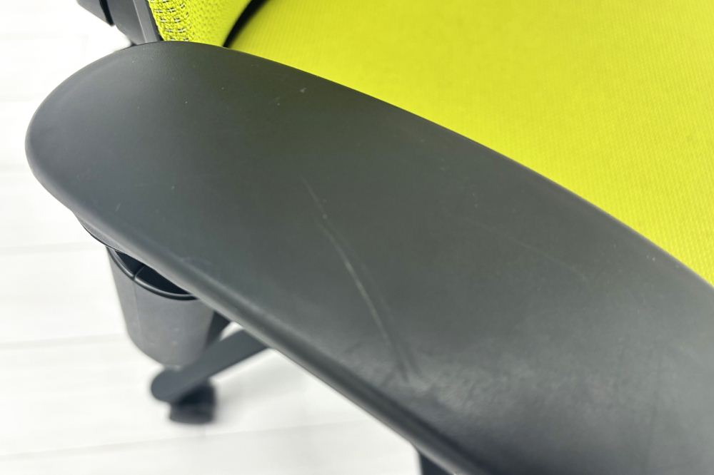 イトーキ エフチェア 中古 2016年製 クッション 可動肘 事務椅子 ITOKI 中古オフィス家具 モスグリーンの画像