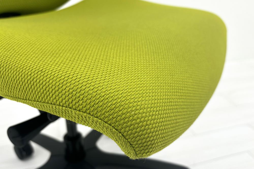 イトーキ エフチェア 中古 2016年製 クッション 可動肘 事務椅子 ITOKI 中古オフィス家具 モスグリーンの画像