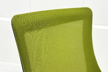 イトーキ エフチェア 中古 2016年製 クッション 可動肘 事務椅子 ITOKI 中古オフィス家具 モスグリーンの画像