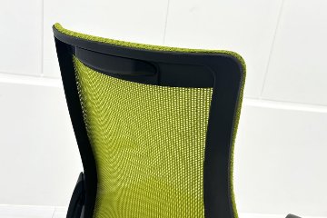 イトーキ エフチェア 中古 2016年製 クッション 可動肘 事務椅子 ITOKI 中古オフィス家具 モスグリーンの画像