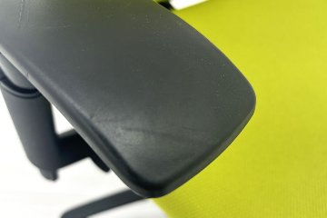 イトーキ エフチェア 中古 2016年製 クッション 可動肘 事務椅子 ITOKI 中古オフィス家具 モスグリーンの画像