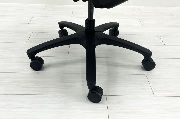 イトーキ エフチェア 中古 2016年製 クッション 可動肘 事務椅子 ITOKI 中古オフィス家具 モスグリーンの画像