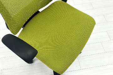 イトーキ エフチェア 中古 2016年製 クッション 可動肘 事務椅子 ITOKI 中古オフィス家具 モスグリーンの画像